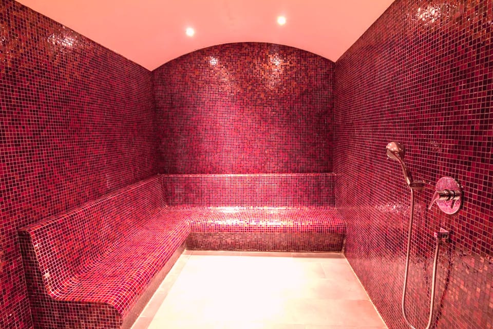 Couples treatment rooms, sauna, hot tub, steam room, Swedish massages