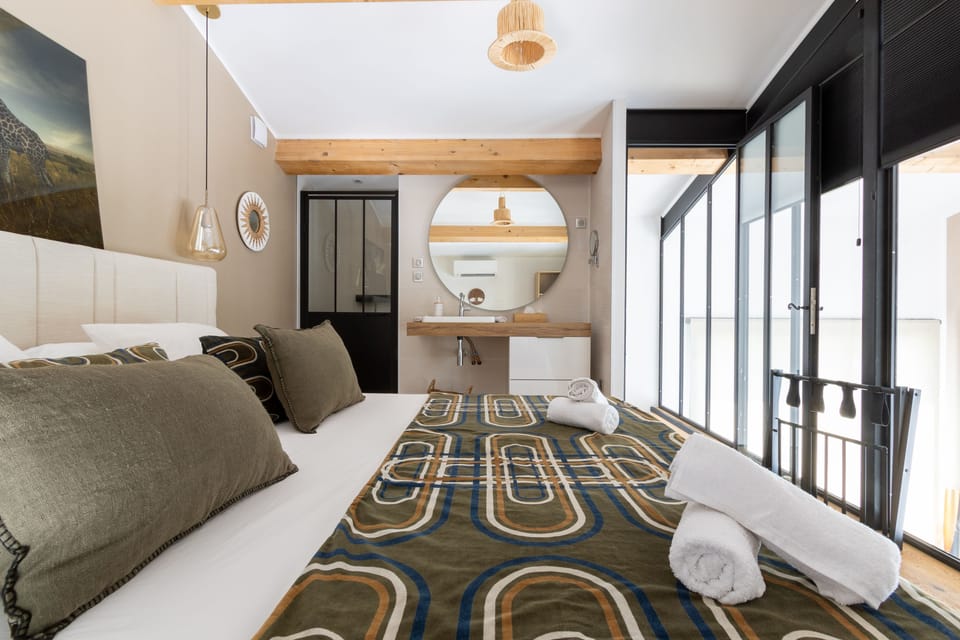 Panoramic Loft | Bathroom | Hair dryer, bathrobes, slippers, towels