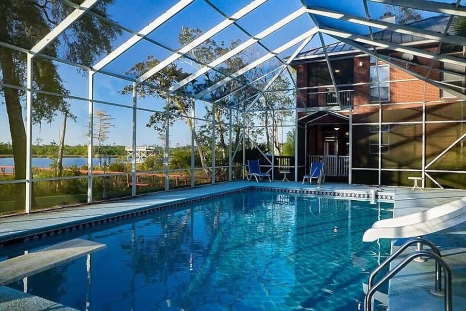 Beautiful screened pool.  Please do not use the slide or the diving board.