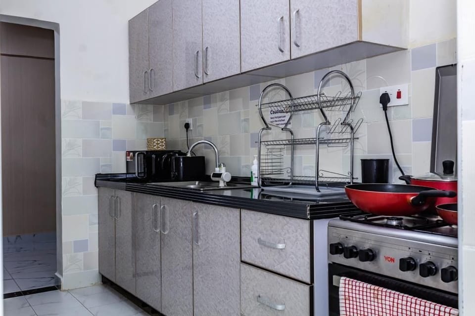 Business Apartment | Private kitchen | Fridge, microwave, cookware/dishes/utensils