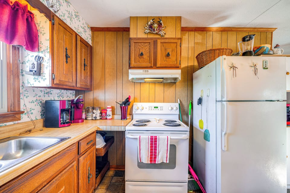 Kitchen | Equipped w/ Cooking Basics