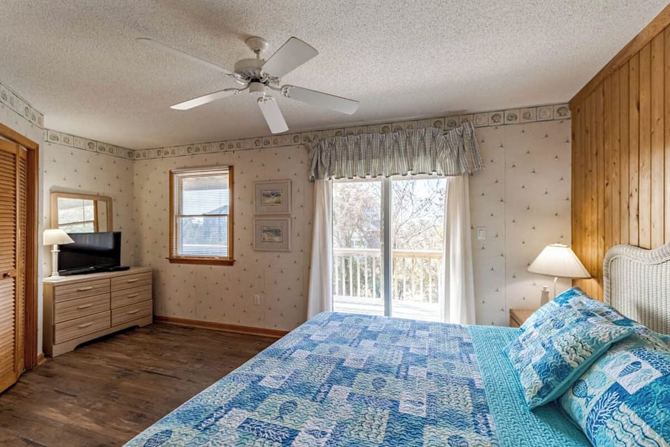 Mid Level King En Suite