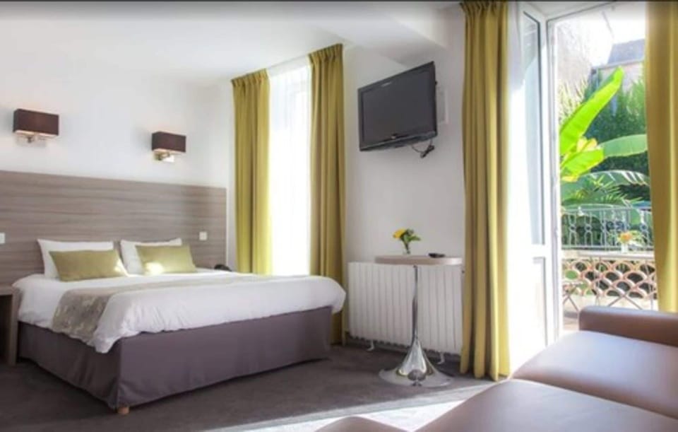 Superior Quadruple Room | In-room safe, desk, soundproofing, iron/ironing board