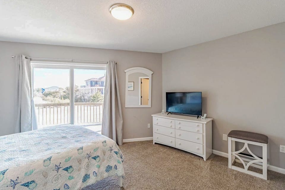 Mid Level Queen En Suite