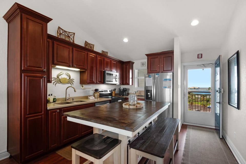 Apartment, Multiple Beds (Baywatch C10) | Private kitchen | Oven, toaster, paper towels