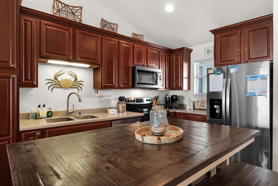 Apartment, Multiple Beds (Baywatch C10) | Private kitchen | Oven, toaster, paper towels