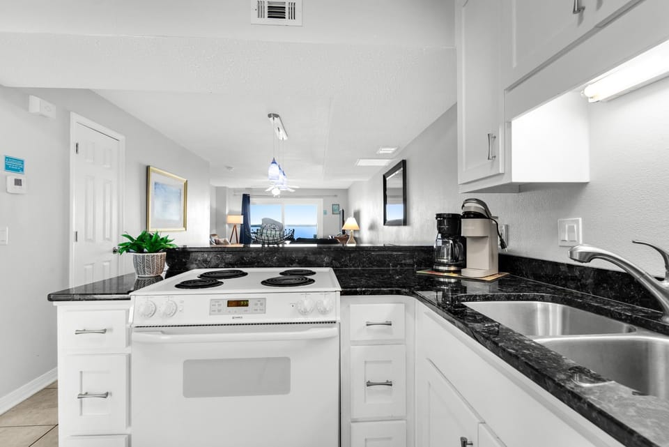 Condo, Multiple Beds (Boardwalk D6) | Private kitchen | Oven, toaster, paper towels