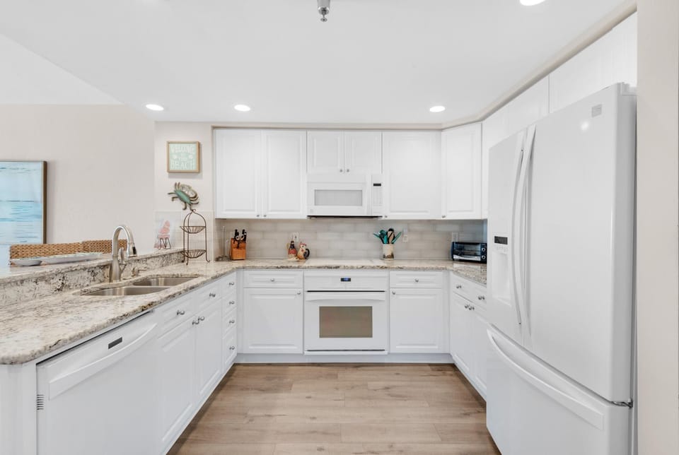Apartment, Multiple Beds (Emerald Isle unit 406) | Private kitchen | Oven, toaster, paper towels