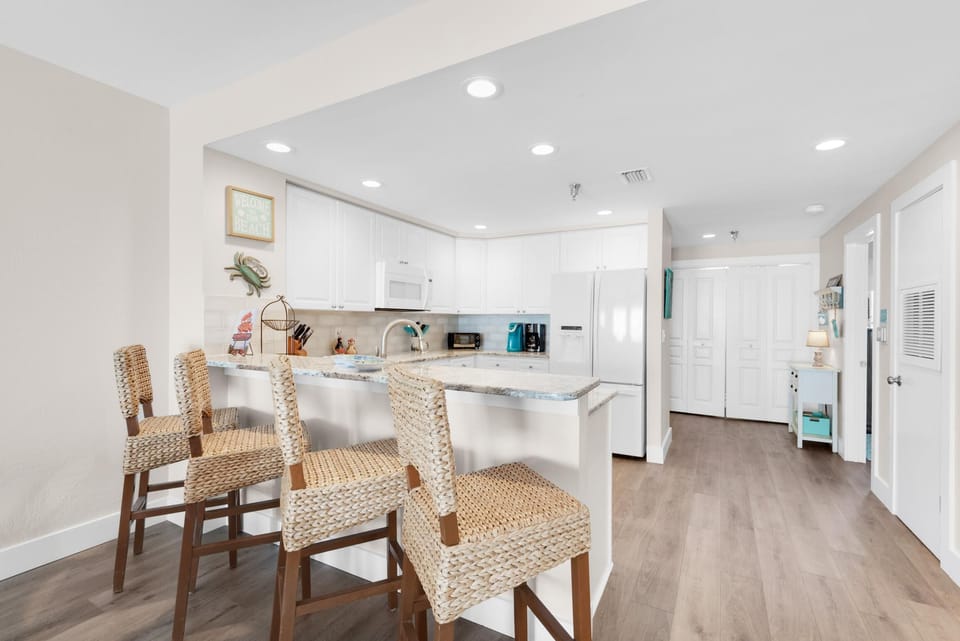 Apartment, Multiple Beds (Emerald Isle unit 406) | Private kitchen | Oven, toaster, paper towels