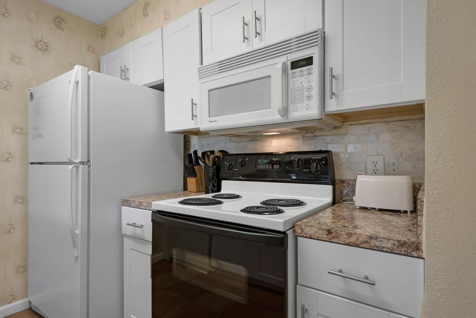 Apartment, 1 Queen Bed with Sofa bed (LaBahia 123) | Private kitchen | Oven, toaster, paper towels