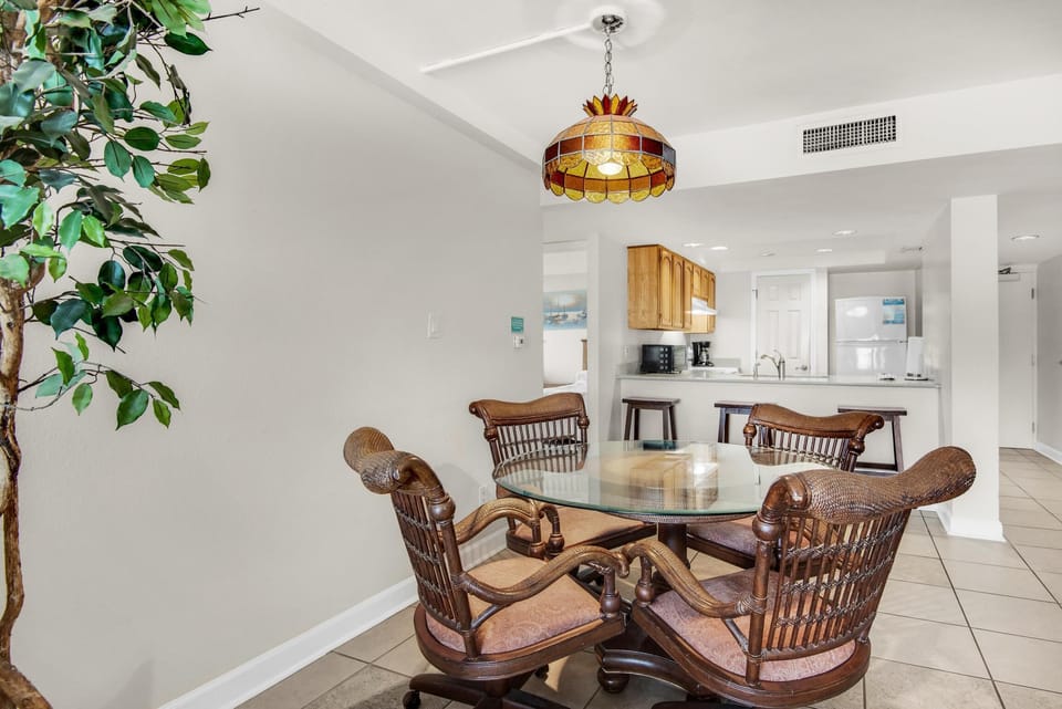 Apartment, 1 King Bed with Sofa bed (Regency Towers 405 West) | Dining