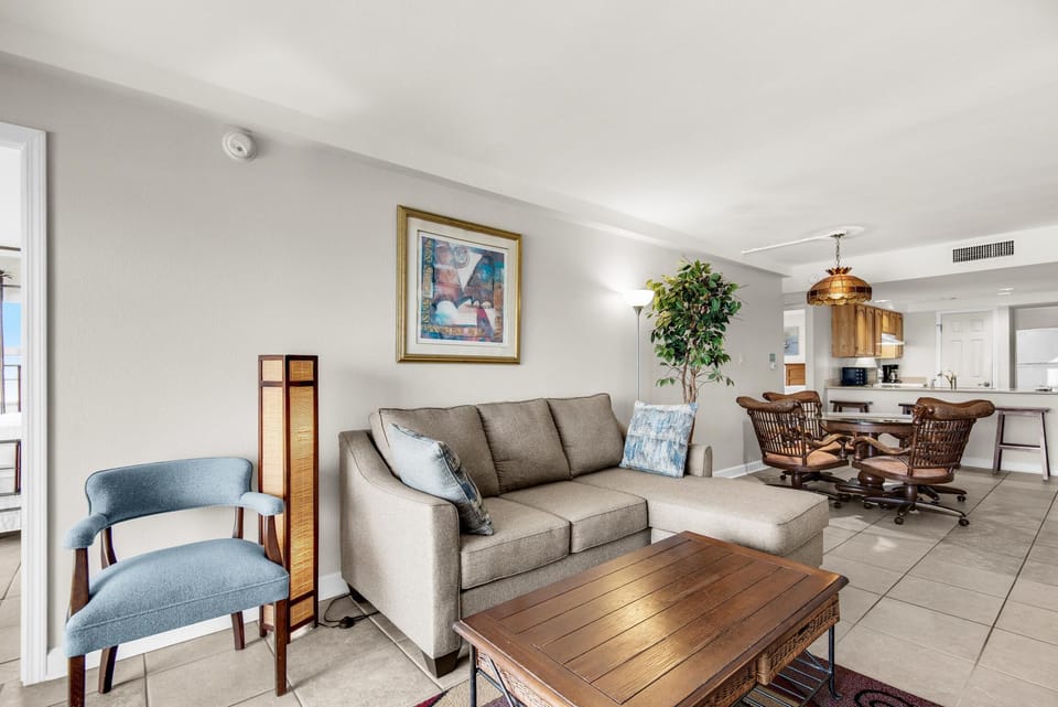 Apartment, 1 King Bed with Sofa bed (Regency Towers 405 West) | Living area | TV