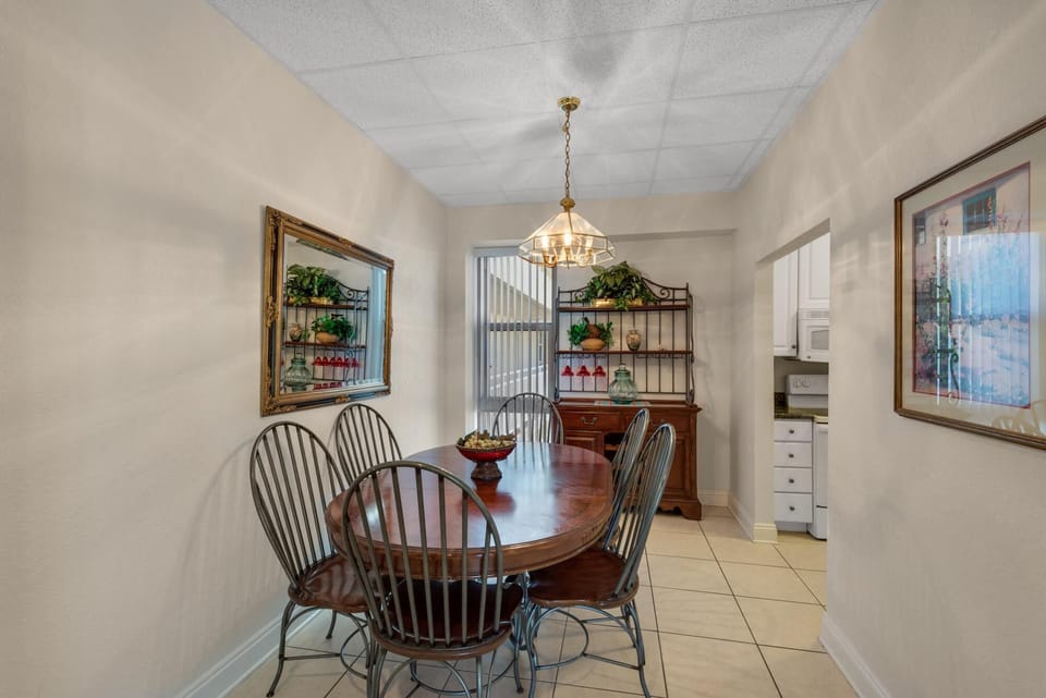 Apartment, 1 King Bed with Sofa bed (Sans Souci unit 401) | Dining