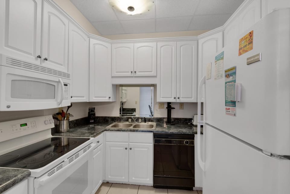 Apartment, 1 King Bed with Sofa bed (Sans Souci unit 401) | Private kitchen | Oven, toaster, paper towels