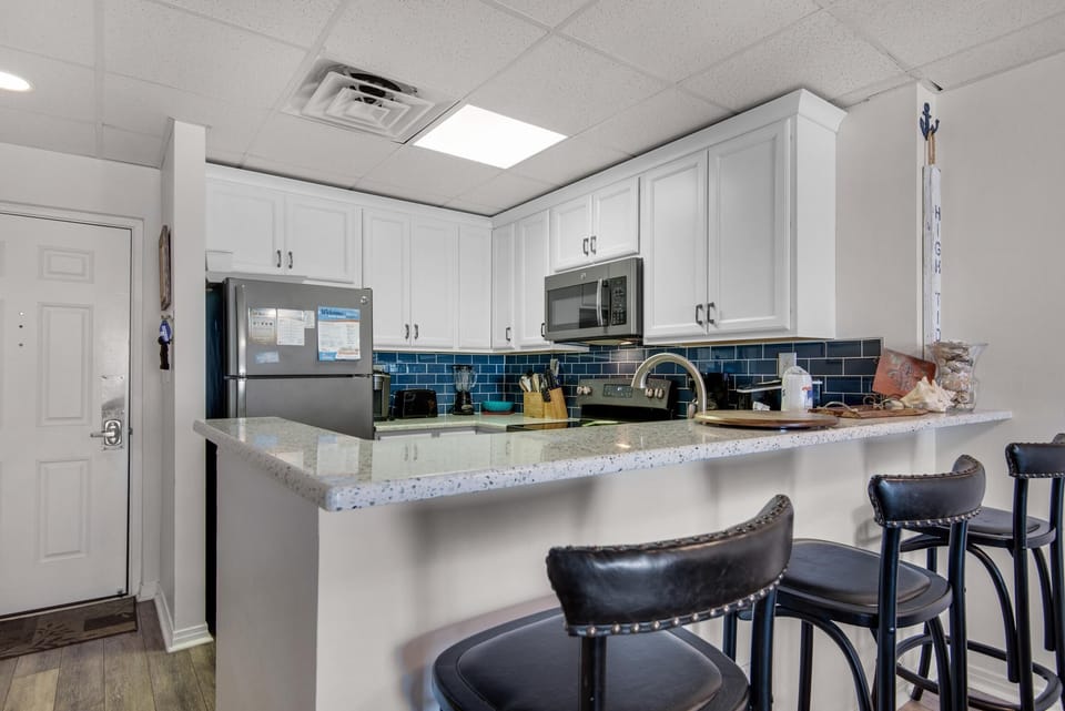 Apartment, Multiple Beds (Sans Souci unit 508) | Private kitchen | Oven, toaster, paper towels