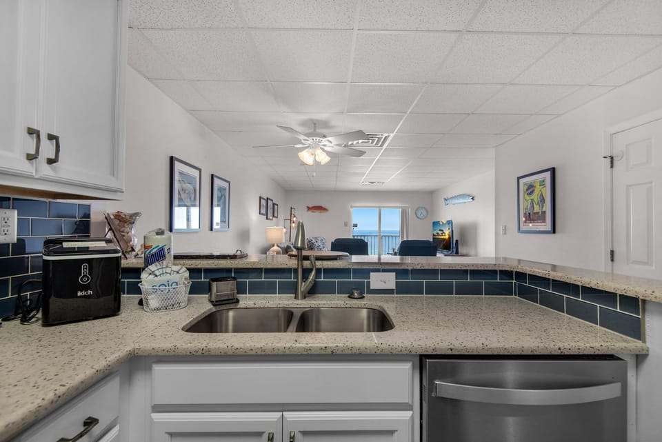 Apartment, Multiple Beds (Sans Souci unit 508) | Private kitchen | Oven, toaster, paper towels