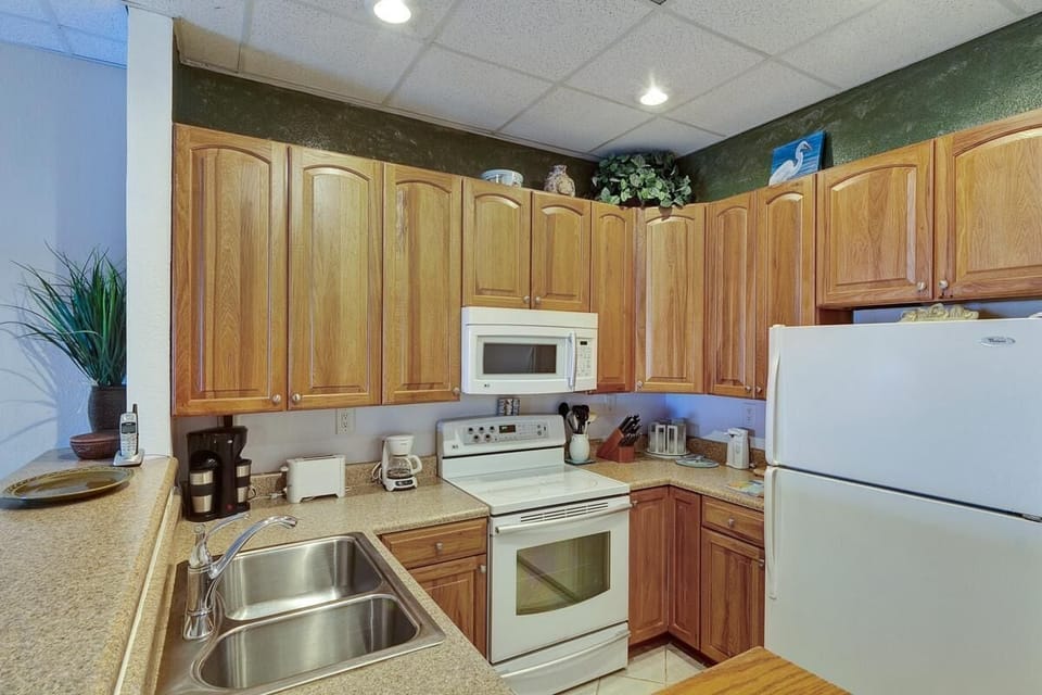 Apartment, 1 King Bed with Sofa bed (Sans Souci unit 307) | Private kitchen | Oven, toaster, paper towels