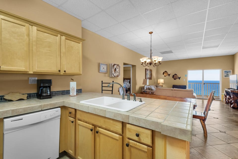 Apartment, Multiple Beds (Sans Souci unit 706) | Private kitchen | Oven, toaster, paper towels