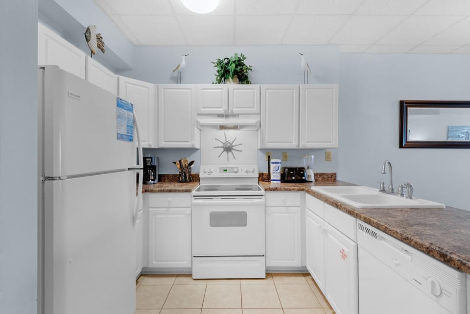 Apartment, Multiple Beds (Sans Souci unit 705) | Private kitchen | Oven, toaster, paper towels