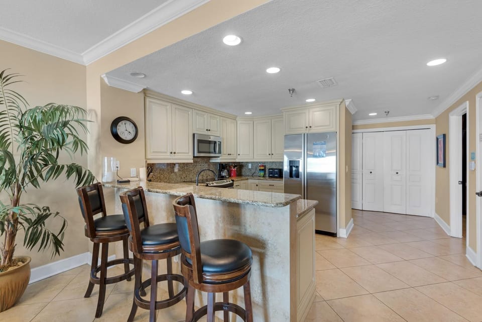 Apartment, Multiple Beds (Emerald Isle unit 202) | Private kitchen | Oven, toaster, paper towels