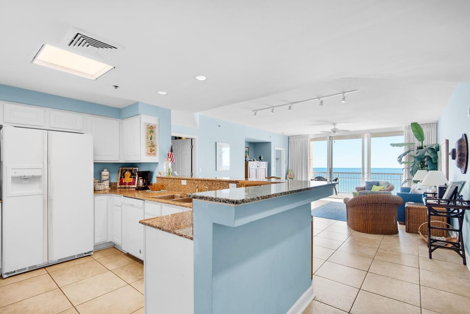 Apartment, Multiple Beds (Santa Rosa Towers unit 803) | Private kitchen | Oven, toaster, paper towels