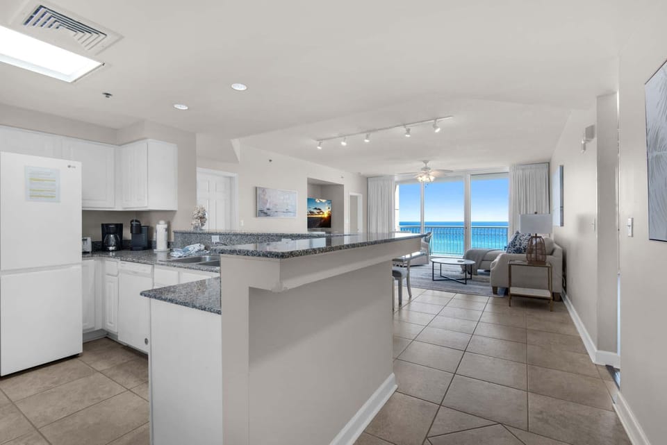 Apartment, Multiple Beds (Santa Rosa Towers unit 803) | Private kitchen | Oven, toaster, paper towels