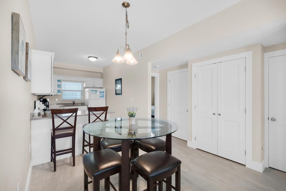 Apartment, Multiple Beds (Villas on the Gulf unit M5) | Dining