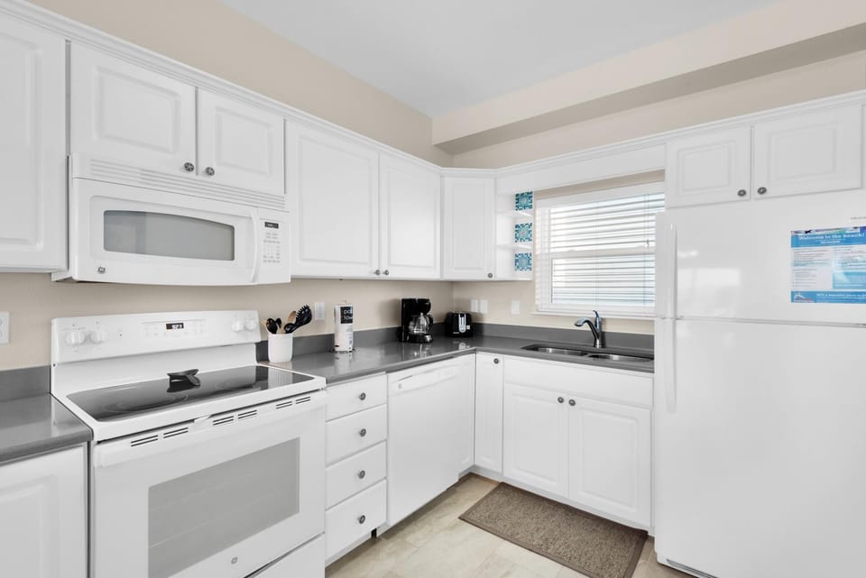 Apartment, Multiple Beds (Villas on the Gulf unit M5) | Private kitchen | Oven, toaster