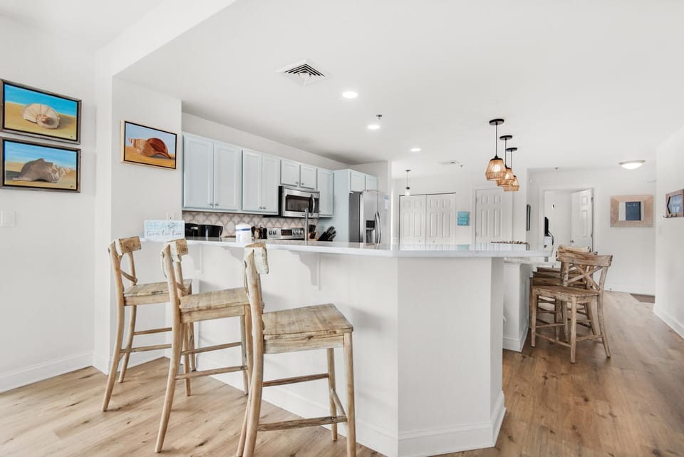 Apartment, Multiple Beds (Emerald Dolphin unit 650) | Private kitchen | Oven, toaster, paper towels
