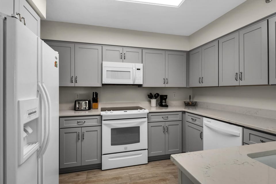 Apartment, 1 Queen Bed (Tristan Towers unit 9B) | Private kitchen | Oven, toaster