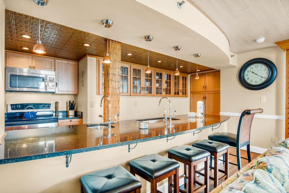 Apartment, Multiple Beds (Tristan Towers unit 1B) | Private kitchen | Oven, toaster