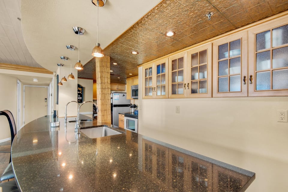 Apartment, Multiple Beds (Tristan Towers unit 1B) | Private kitchen | Oven, toaster