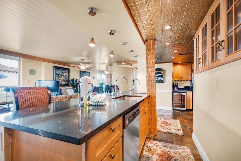 Apartment, Multiple Beds (Tristan Towers unit 1B) | Private kitchen | Oven, toaster