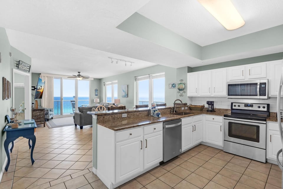 Apartment, Multiple Beds (Summerwind Center 804) | Private kitchen | Oven, toaster, paper towels