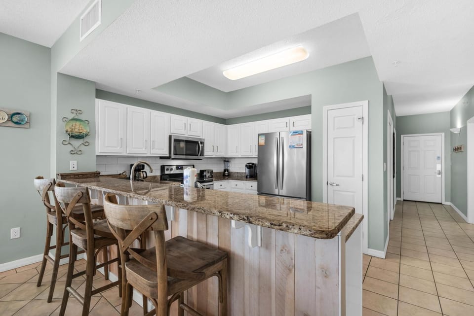 Apartment, Multiple Beds (Summerwind Center 804) | Private kitchen | Oven, toaster, paper towels