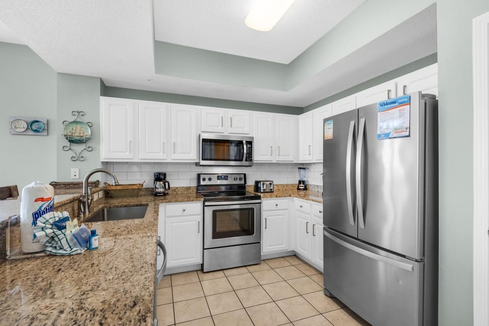 Apartment, Multiple Beds (Summerwind Center 804) | Private kitchen | Oven, toaster, paper towels