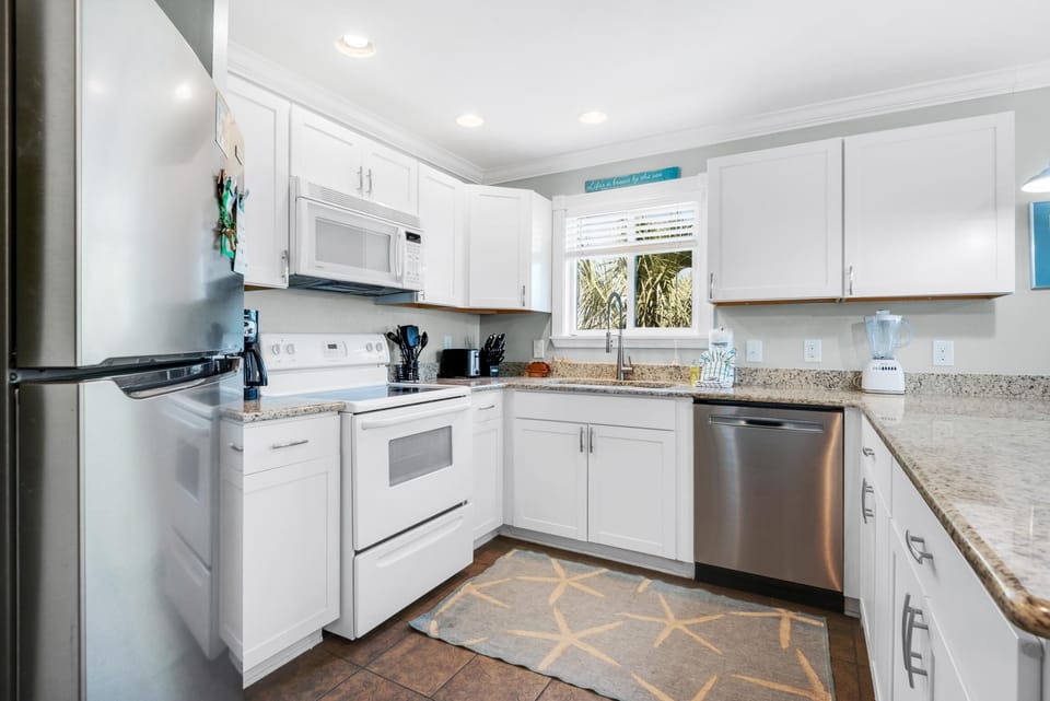 Apartment, Multiple Beds (Sunset Harbor Palms 2-301) | Private kitchen | Oven, toaster, paper towels