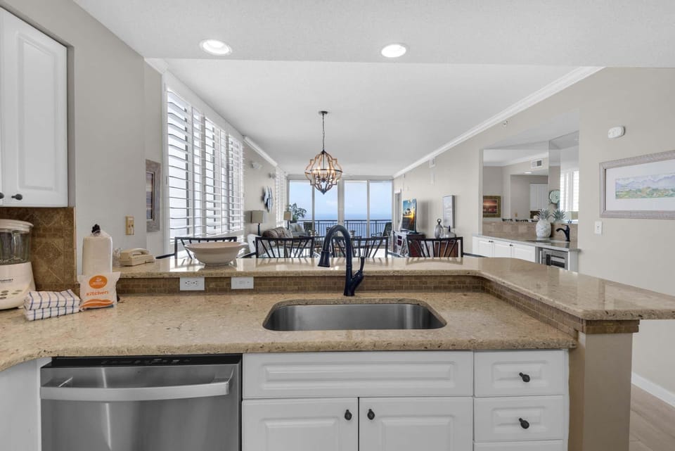 Apartment, Multiple Beds (The Pearl 1201) | Private kitchen | Oven, toaster, paper towels