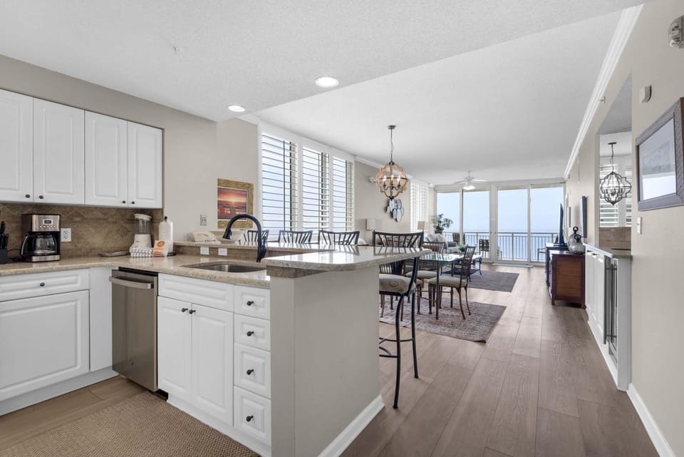 Apartment, Multiple Beds (The Pearl 1201) | Private kitchen | Oven, toaster, paper towels