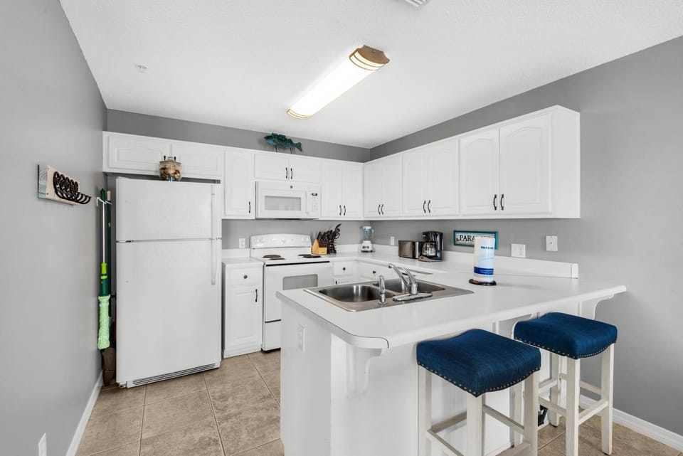 Apartment, Multiple Beds (Gulf Island 313) | Private kitchen | Oven, toaster, paper towels