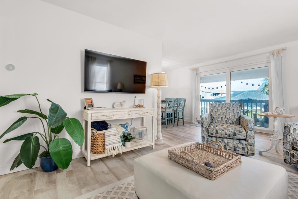 Apartment, 1 King Bed with Sofa bed (Villas on the Gulf unit G8) | Living area