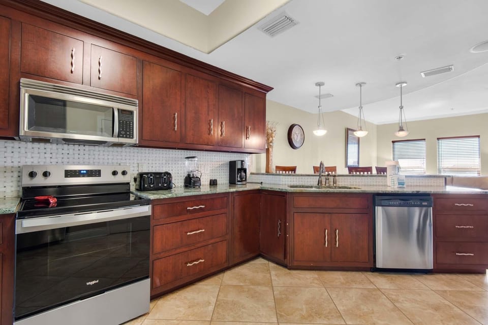 House, Multiple Beds (House of the Blues) | Private kitchen | Oven, toaster, paper towels