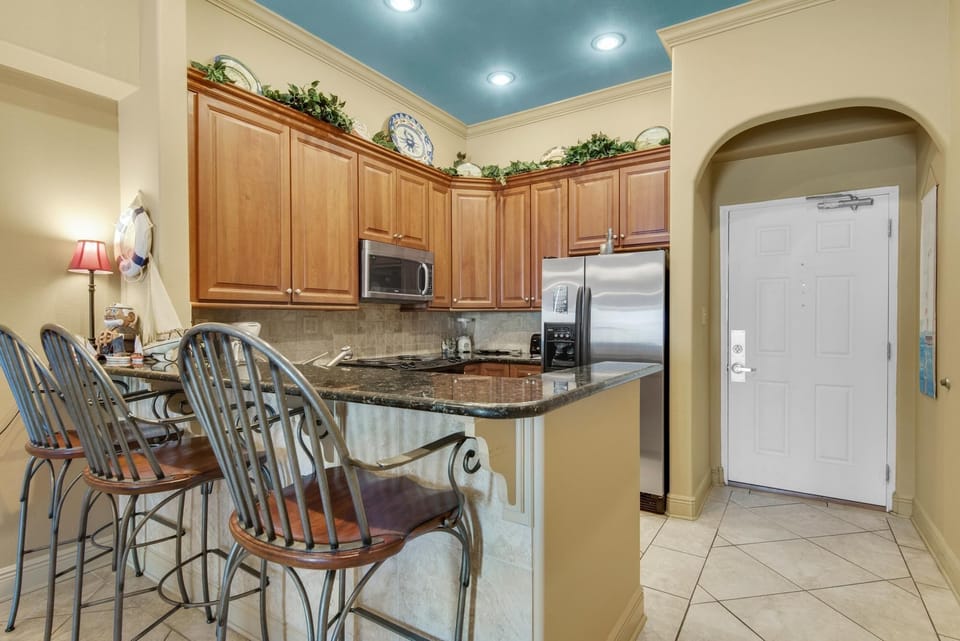 Apartment, Multiple Beds (Sans Souci unit 704) | Private kitchen | Oven, toaster, paper towels