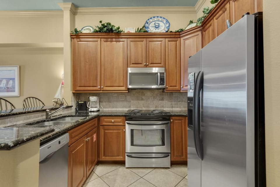 Apartment, Multiple Beds (Sans Souci unit 704) | Private kitchen | Oven, toaster, paper towels