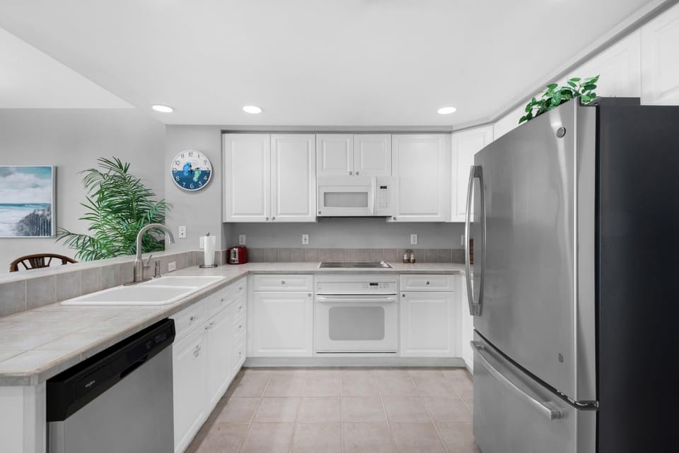 Apartment, Multiple Beds (Emerald Isle unit 1206) | Private kitchen | Oven, toaster, paper towels