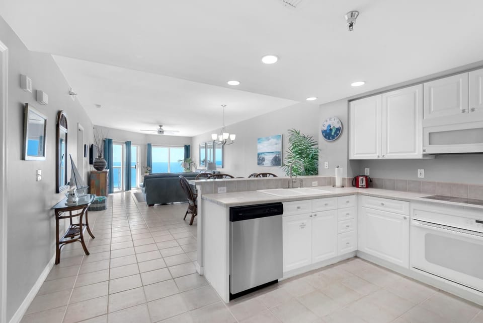 Apartment, Multiple Beds (Emerald Isle unit 1206) | Private kitchen | Oven, toaster, paper towels