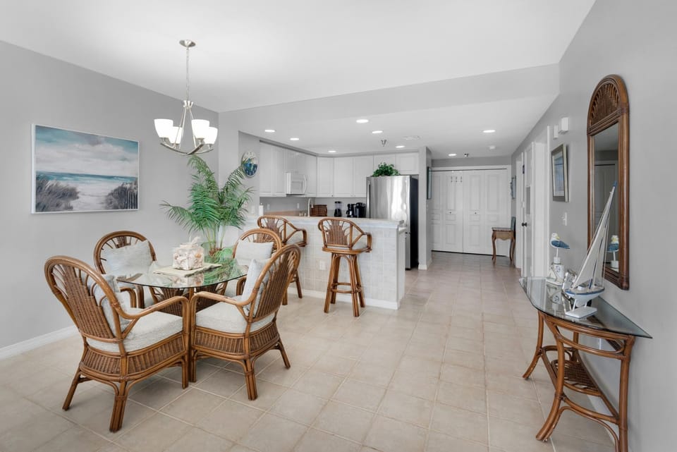 Apartment, Multiple Beds (Emerald Isle unit 1206) | Dining