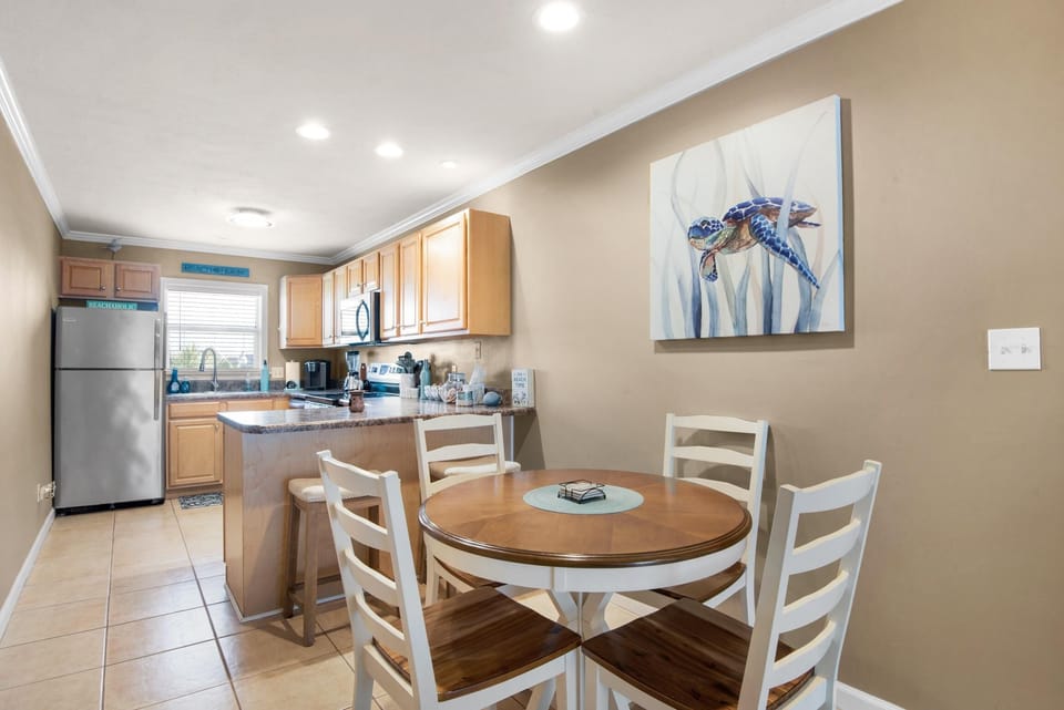Apartment, Multiple Beds (Villas on the Gulf unit A8) | Dining