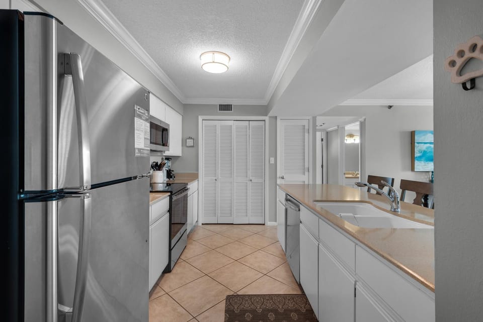 Apartment, Multiple Beds (Tristan Towers unit 14D) | Private kitchen | Oven, toaster