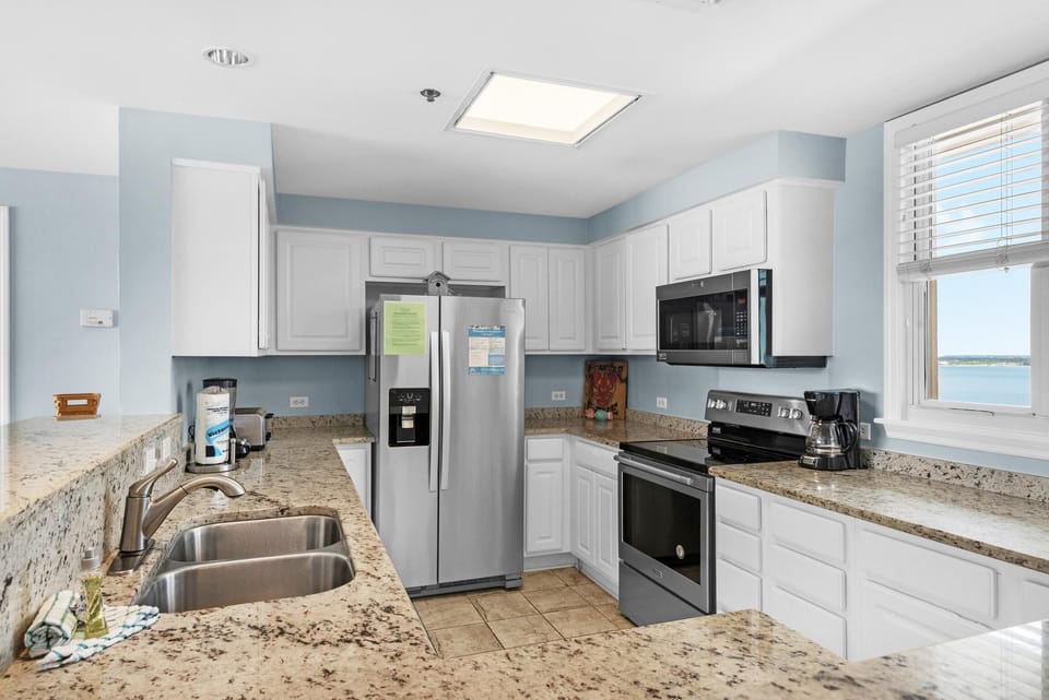 Apartment, Multiple Beds (Santa Rosa Towers unit 1202) | Private kitchen | Oven, toaster, paper towels